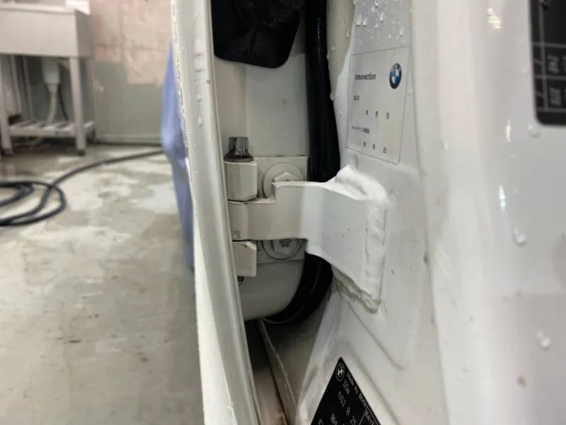 BMWのリアドアヒンジの厄介な油汚れ