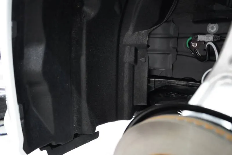 タイヤハウス内も隅々まで丁寧にクリーニング