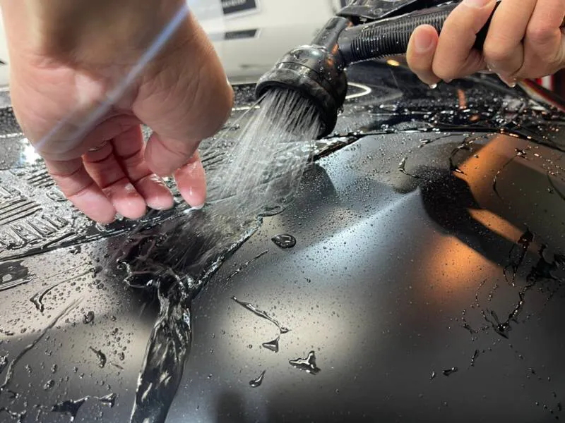 PPF専用施工ゲルを抜きながらプロテクションフィルムを貼る