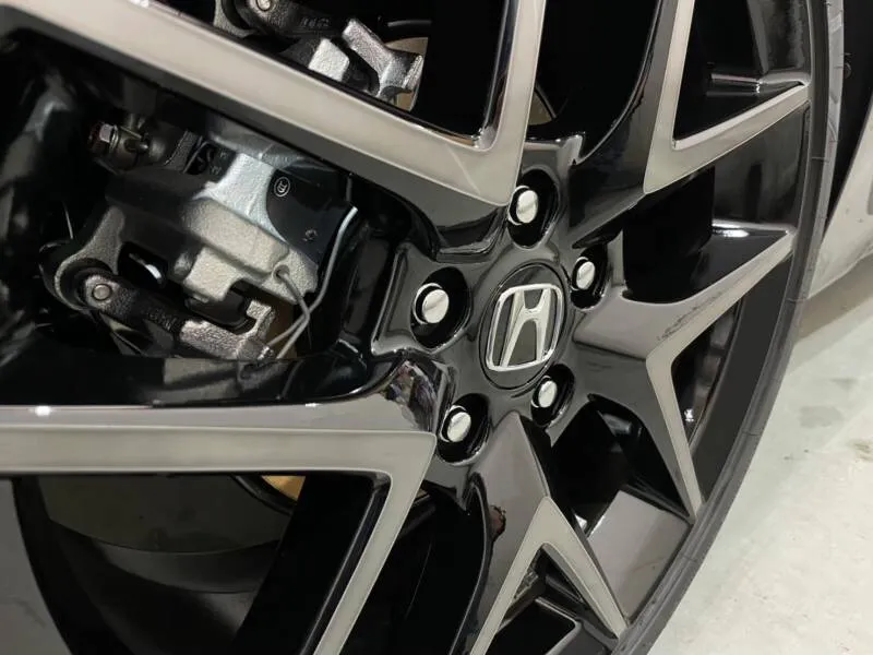 アルミホイールの汚れの固着を防止するガラスコーティング