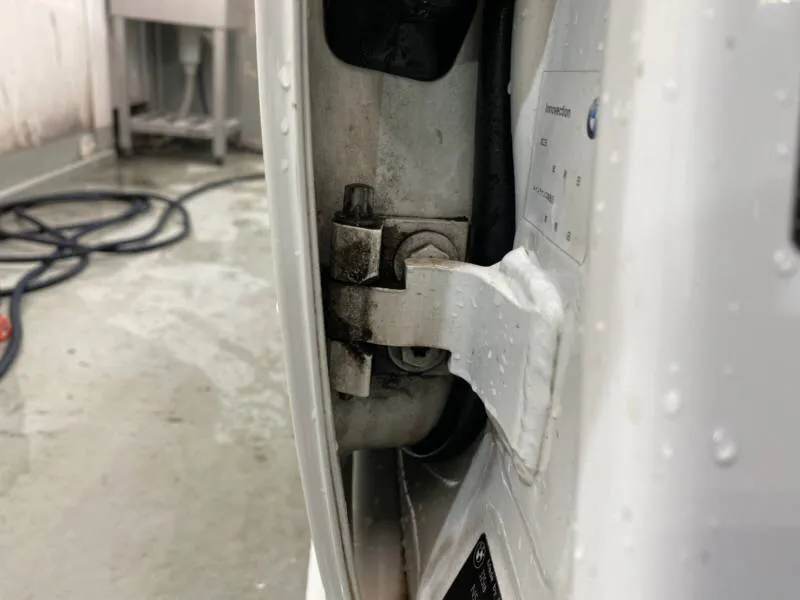 リアドアヒンジの厄介な油汚れ