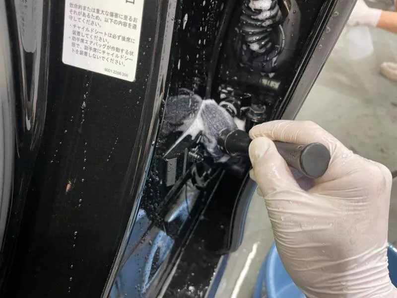 BMWのドアヒンジのオーバーグリス除去