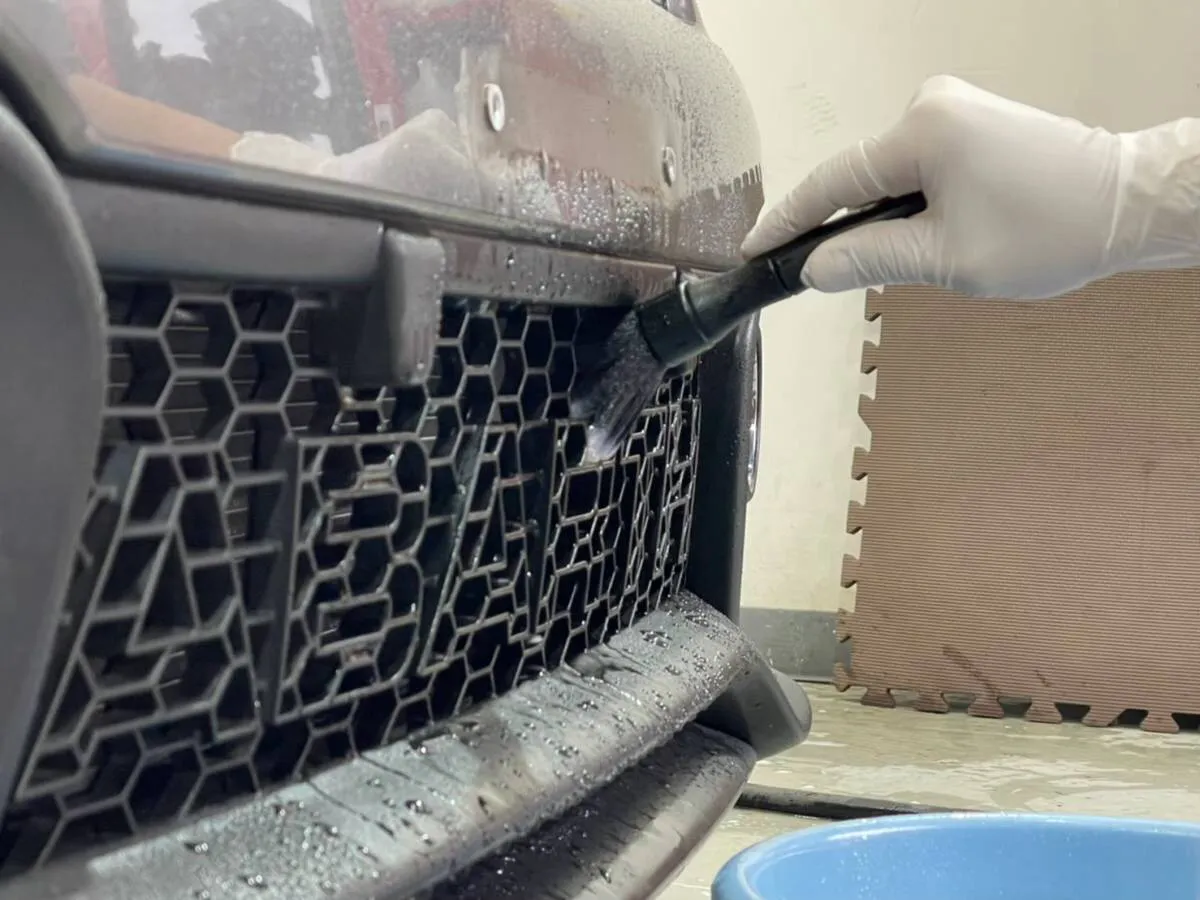 車のグリルなどの細部洗浄価格