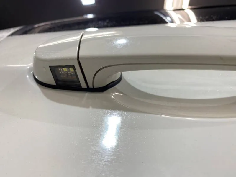 BMWのドアハンドルの隙間汚れ