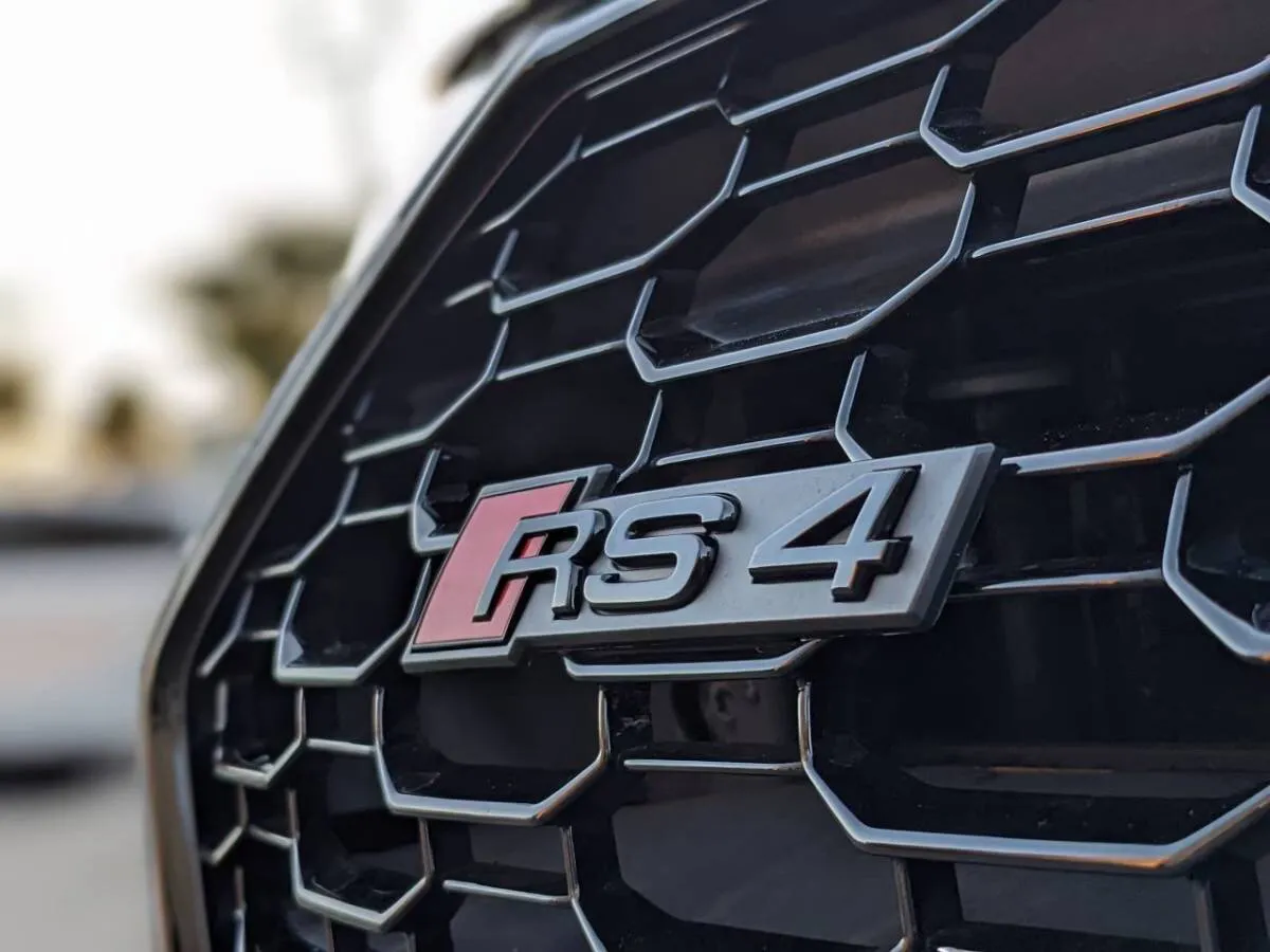 アウディRS4のヘッドライトのクラック除去