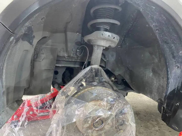 タイヤハウスのクリーニングが丁寧な東京のカーコーティング専門店