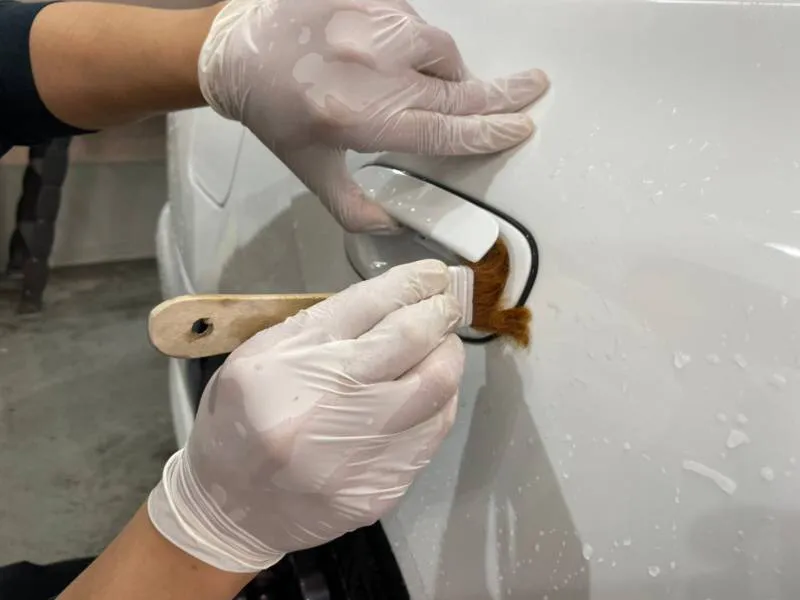 車のアウタードアハンドル裏のクリーニング