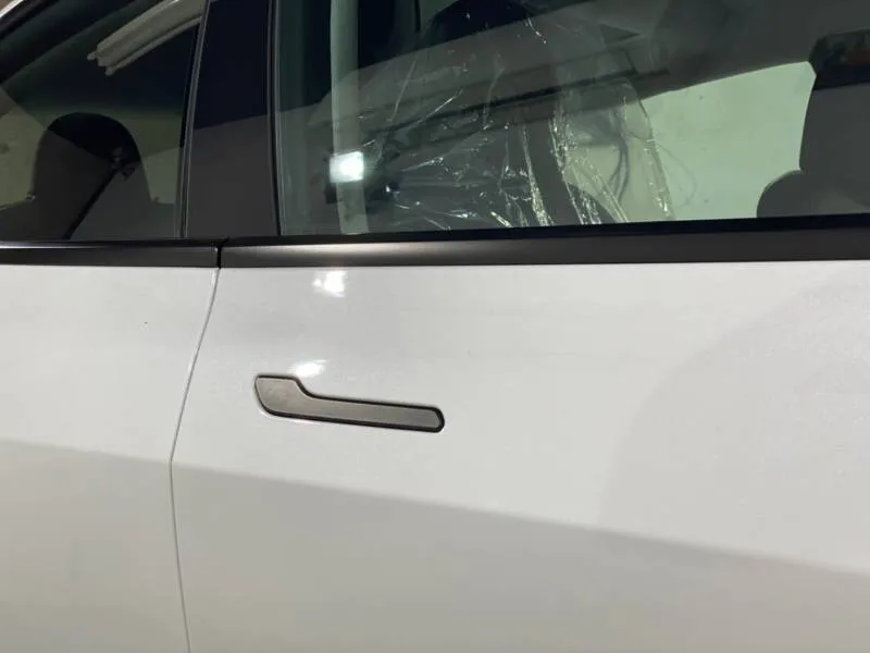 テスラの無機有機ハイブリッドガラスコーティング