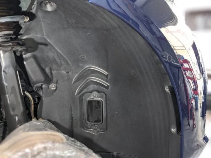 東京のタイヤハウスのコーティング専門店