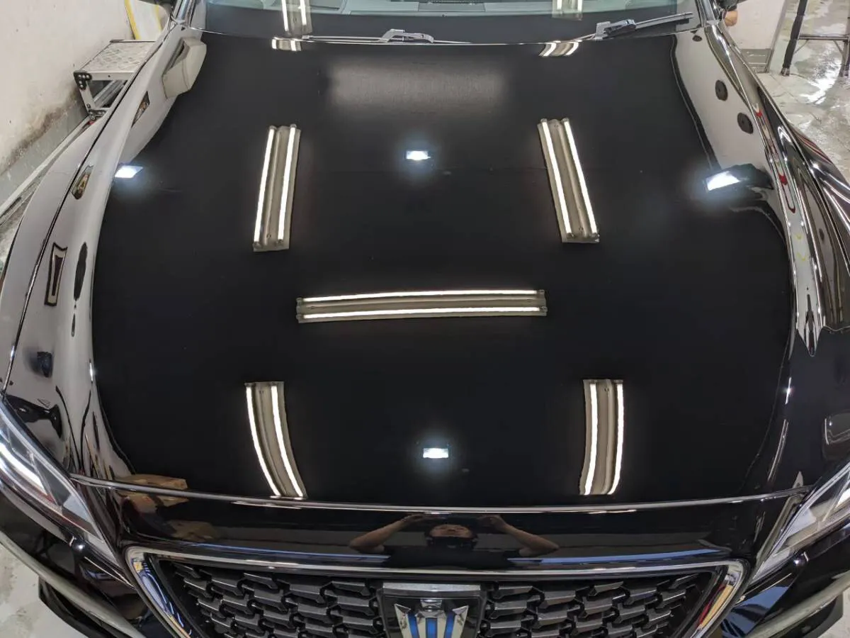 カーコーティング専門店の黒い車の磨き料金