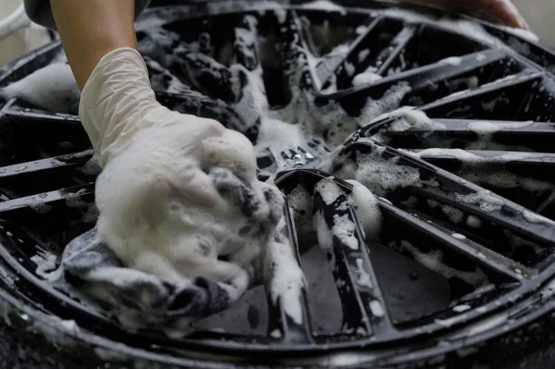 硬化型ホイールコーティングの脱着両面裏表施工