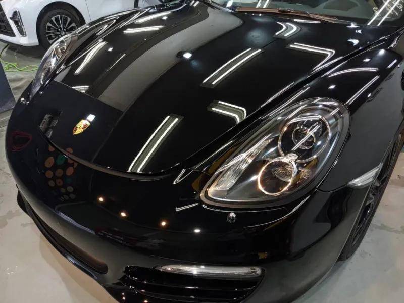 アイコニックなフロントマスクのPORSCHEボクスター