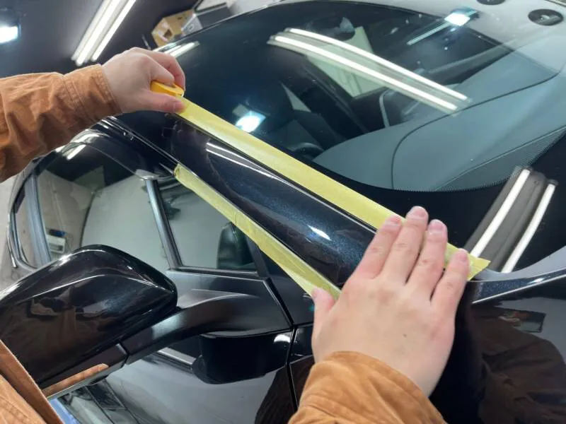 ヘッドライトなど磨きを入れない部分をマスキングで養生