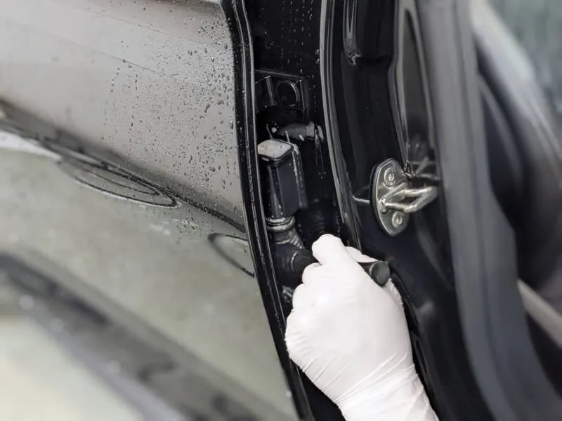 アウディのドアヒンジのアルカリ性ケミカル