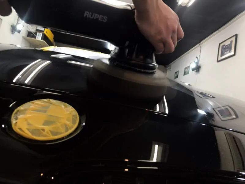 輸入車の艶出し磨き