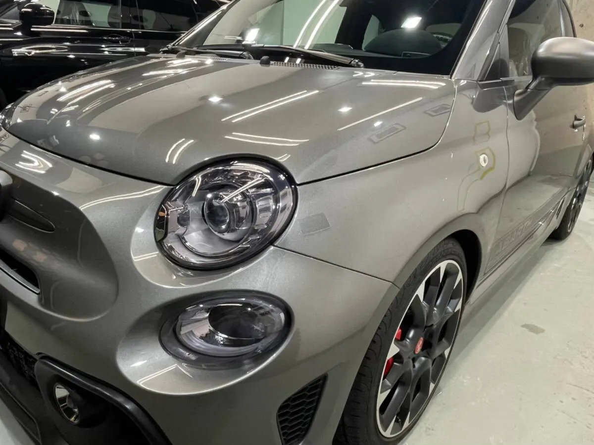 アバルトのハイブリッドガラスコーティング施工例