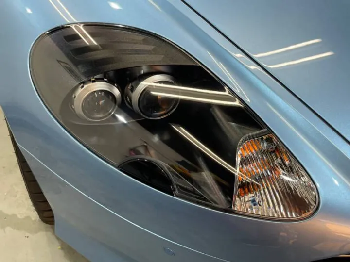 アストンマーチンのヘッドライト研磨