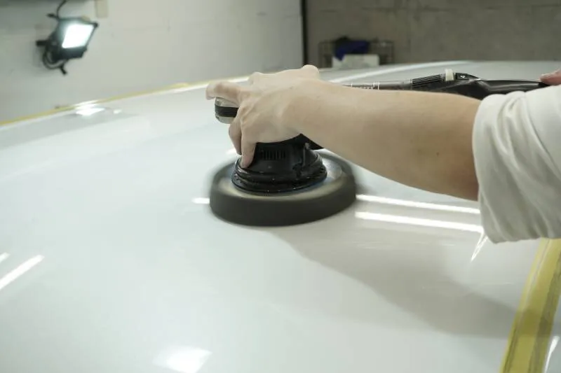 パールホワイトのホンダ車の磨き