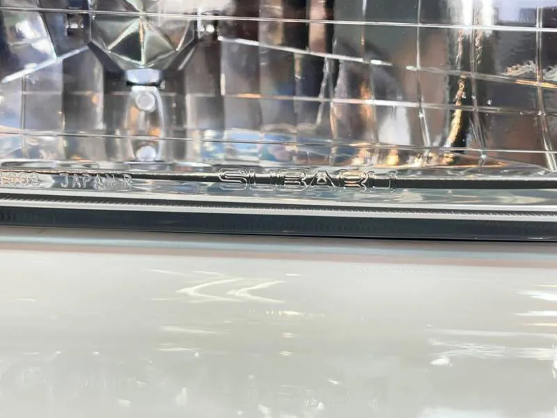 ヘッドライト下部の隙間に溜まった汚れを除去