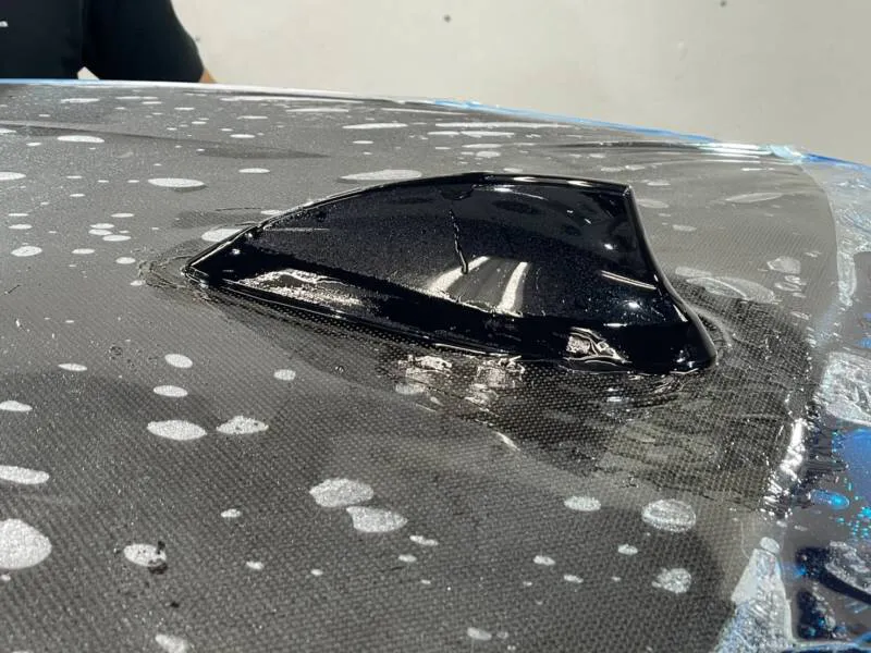 シャークアンテナを取り外さないルーフへのプロテクションフィルム施工方法