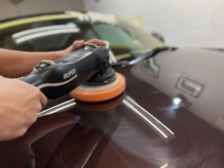 ポルシェ981ケイマンのマホガニー色のタッチアップ