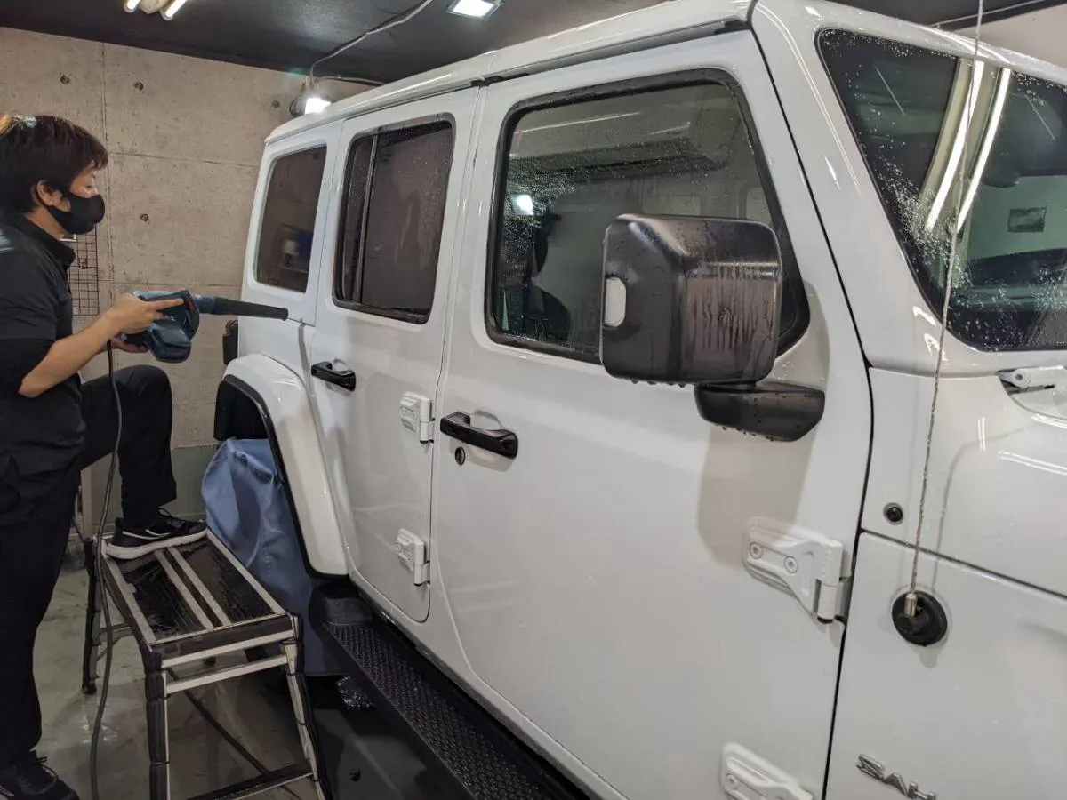 新車ジープラングラーのコーティング施工前の下地処理