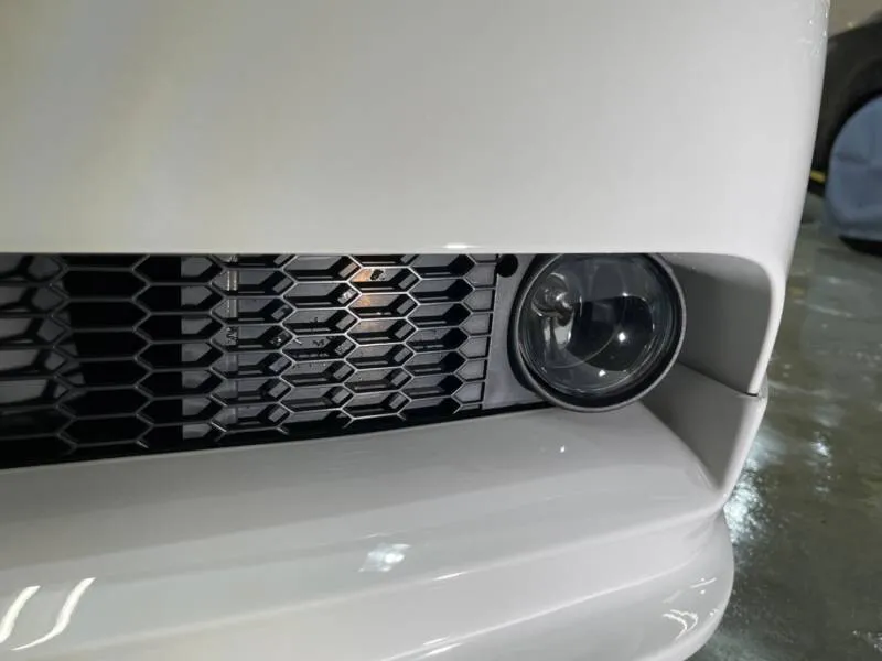 新品のようにキレイに復元されたフォグランプ