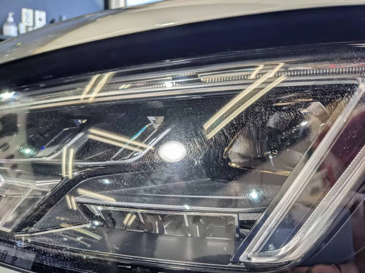ヘッドライトのクラック除去が可能な東京のリペア店