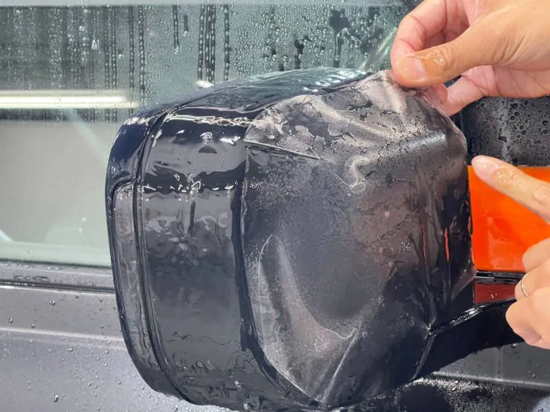 ディフェンダーのサイドミラーへのプロテクションフィルム施工