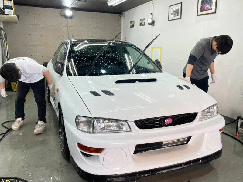 一通りのプレ洗浄を終えてインプレッサをシャンプー