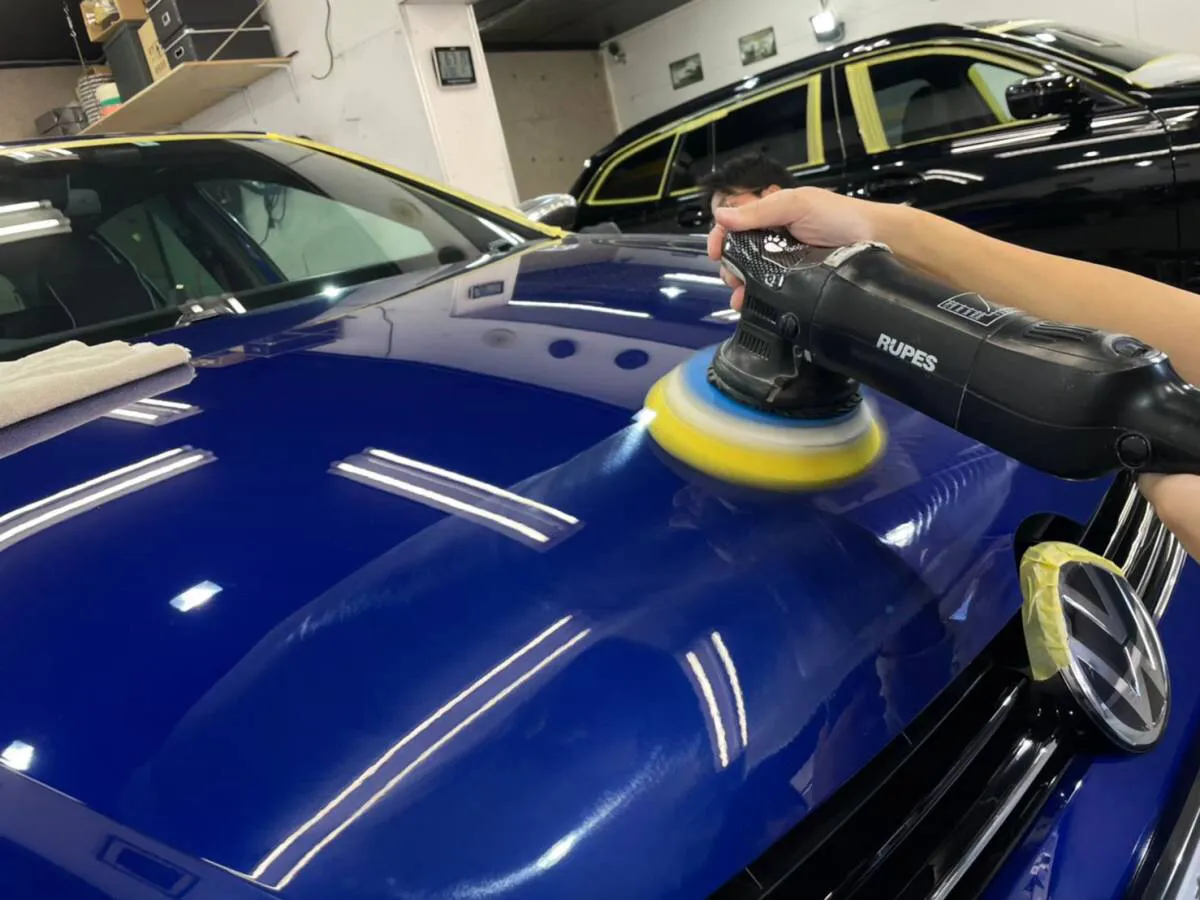 上部のコーティングメンテナンスでサイドパネルはクリーニング