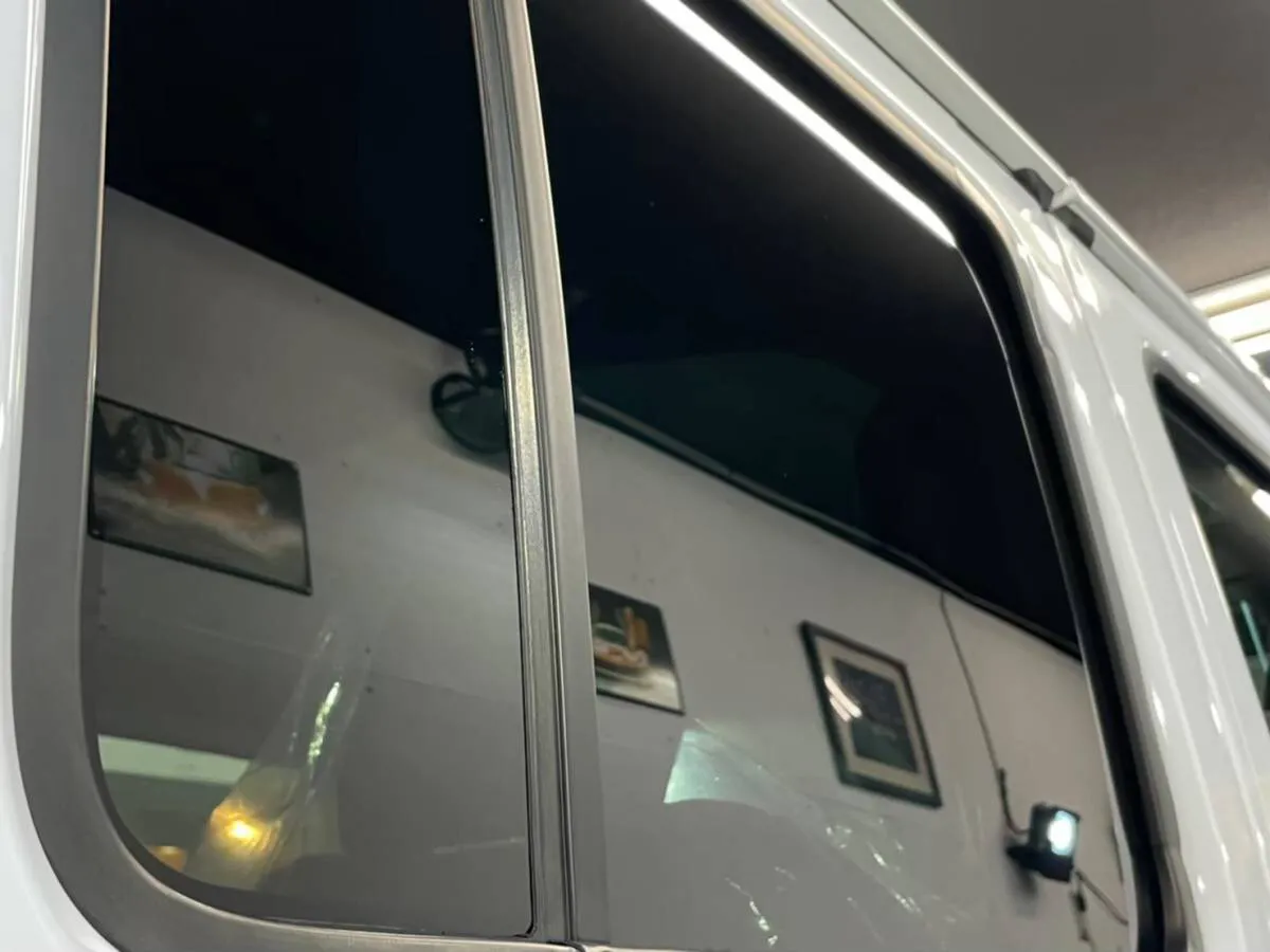 窓ガラスの撥水加工の磨きでウロコ除去