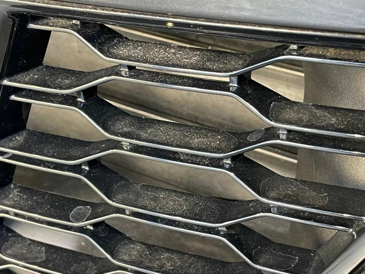 フロントバンパーのハニカムグリルの洗浄前