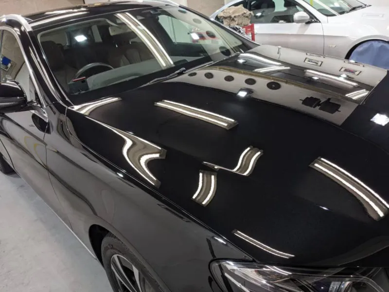 屋根なし保管で黒い塗装の車のコーティング