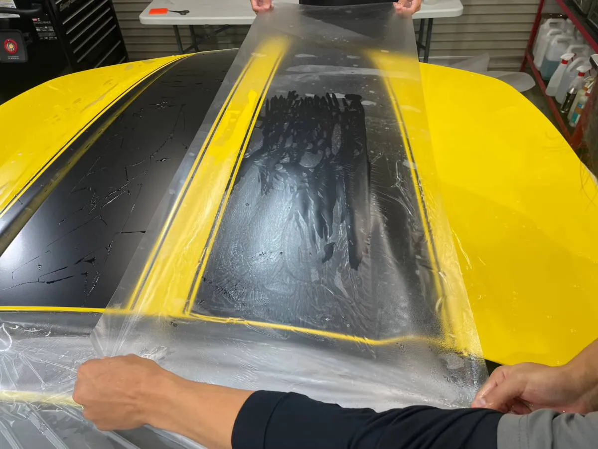 ボンネットストライプへ艶消しプロテクションフィルム施工