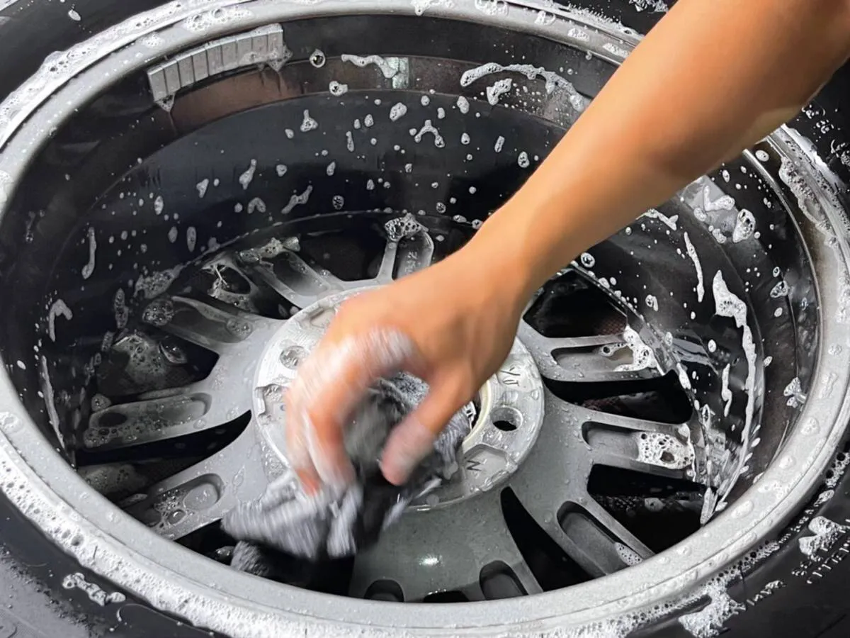 ホイールコーティングの表裏脱着施工するお店