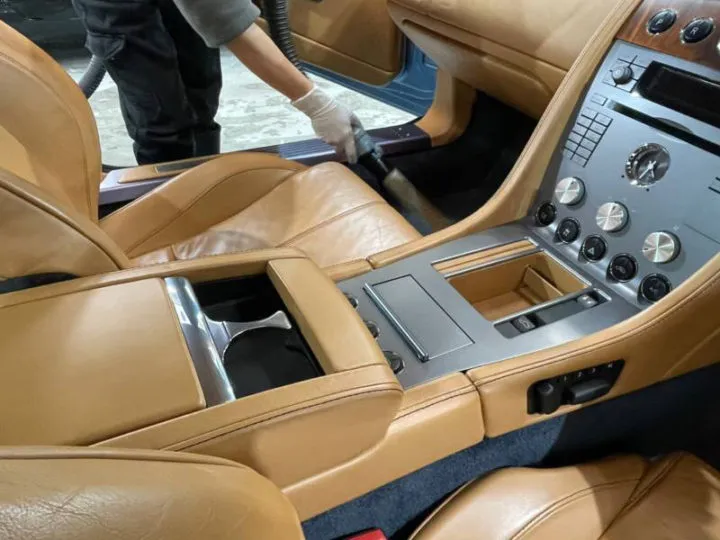 アストンマーチンDB9の車内