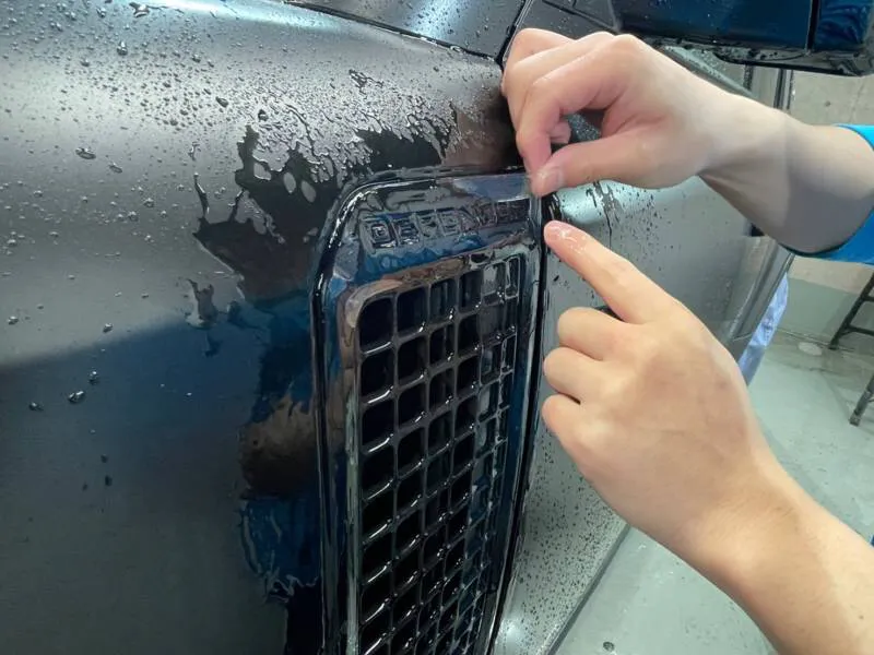 ディフェンダーのエアアウトレットへのプロテクションフィルム施工