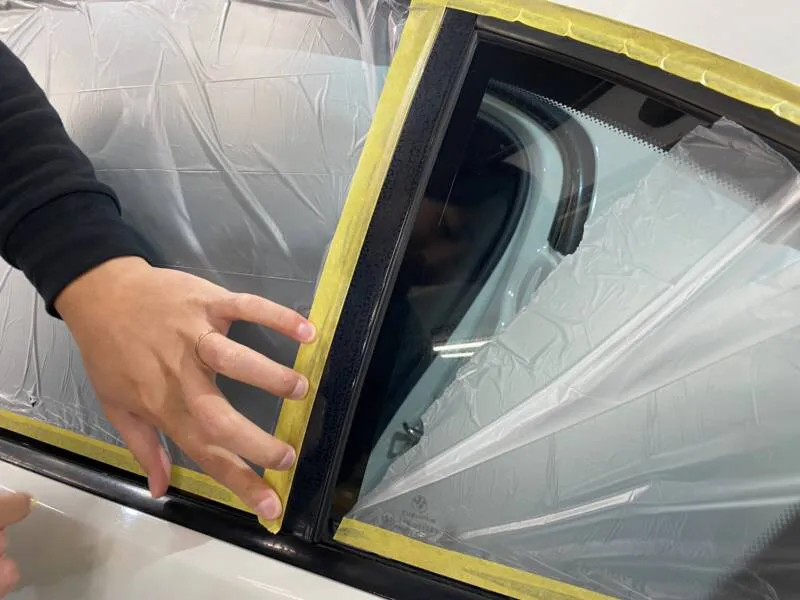 BMW325iの磨き前のマスキング