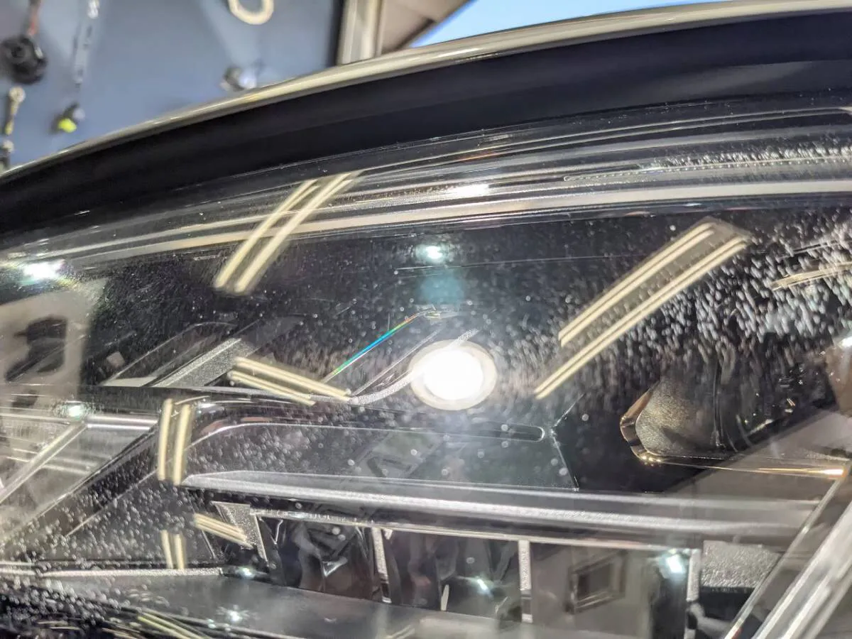 アウディRS4のヘッドリアと磨き東京