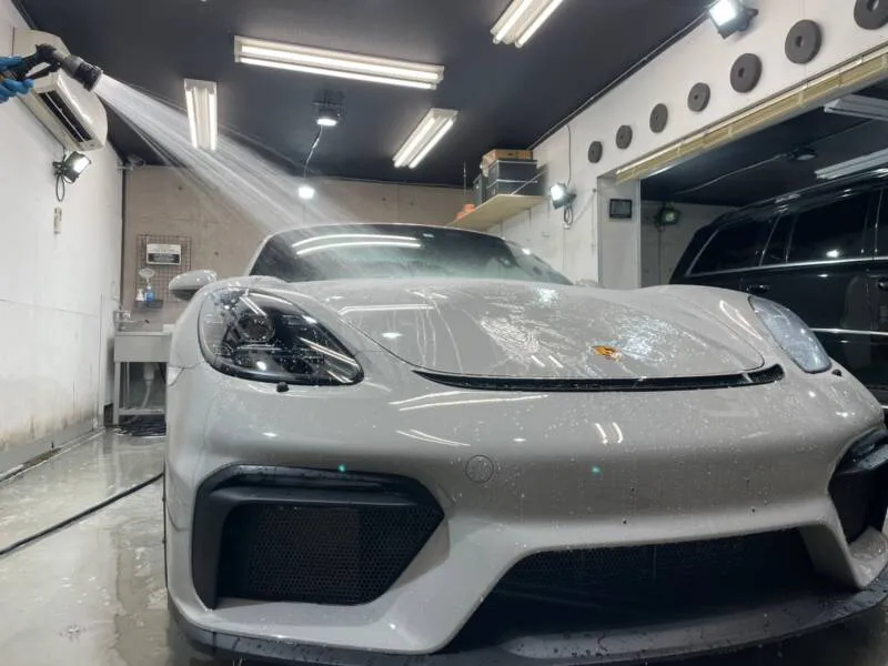 ポルシェ718スパイダーの洗車をするコーティング専門店