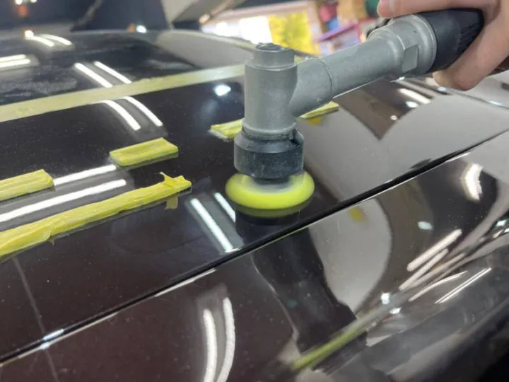 ミニポリッシャーで隅々まで磨くコーティング専門店