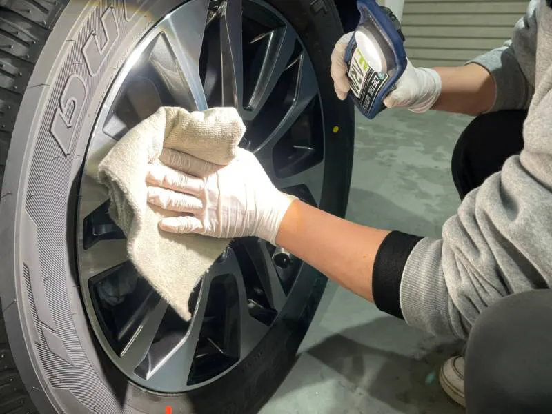 裏表のコーティング施工とタイヤハウス内の樹脂パーツのコーティング