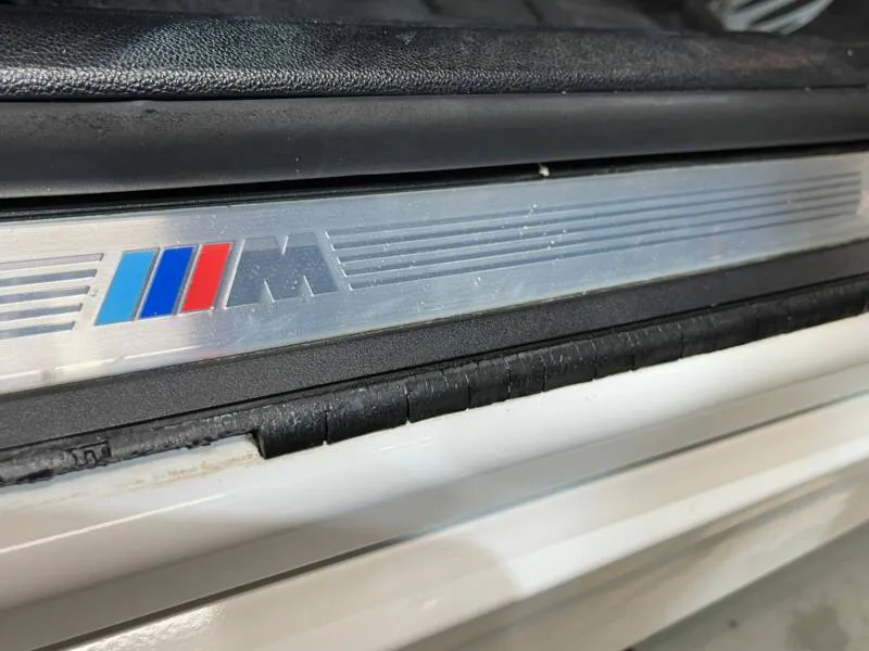 BMWスカッフプレート交換