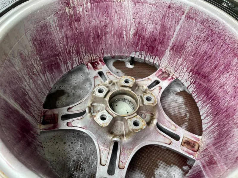 アルミホイールを反応型リムーバーで鉄粉除去