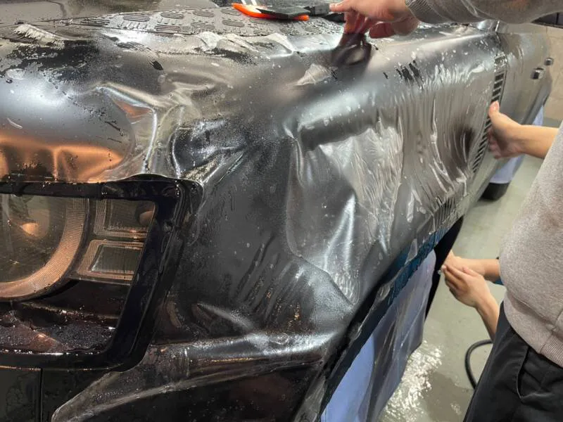 プロテクションフィルムをランドローバーへ施工する東京のフィルム専門店