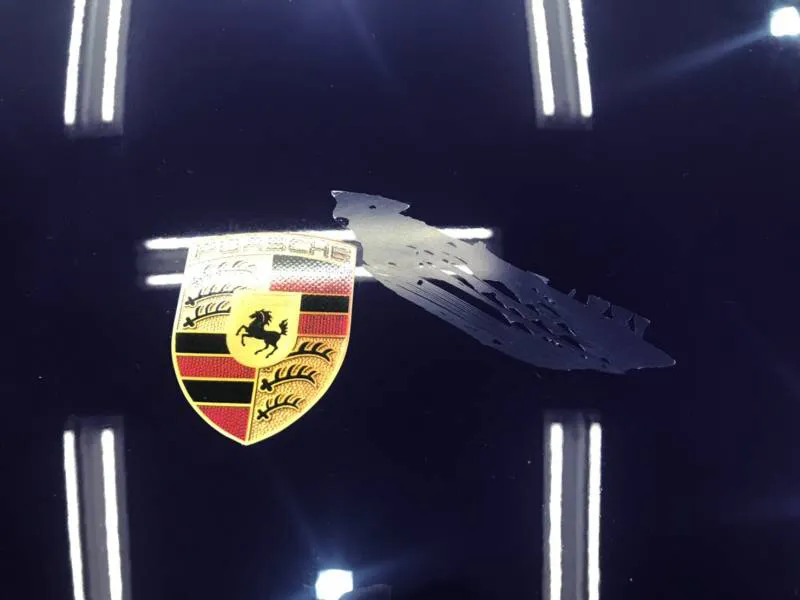 ポルシェ911GT3 RSのフードの塗装剥離