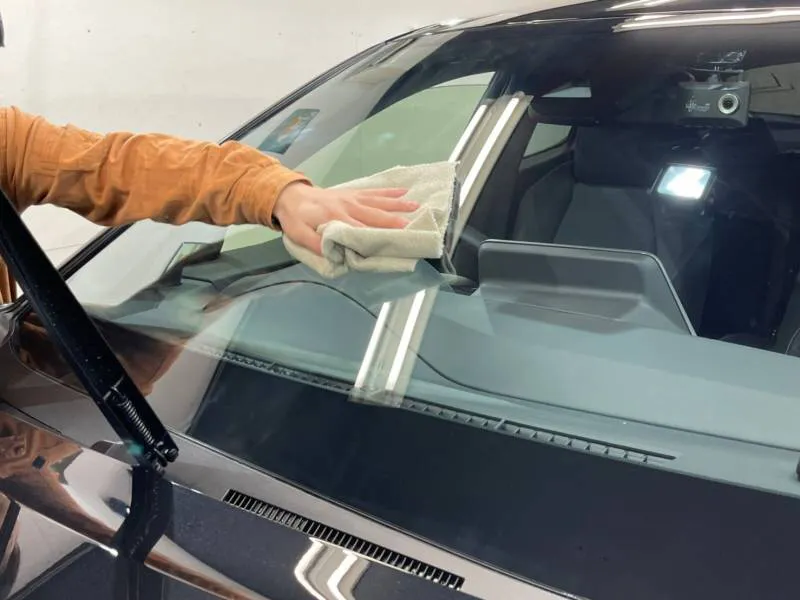 IPAを主剤とした仕上げ剤で拭き上げ