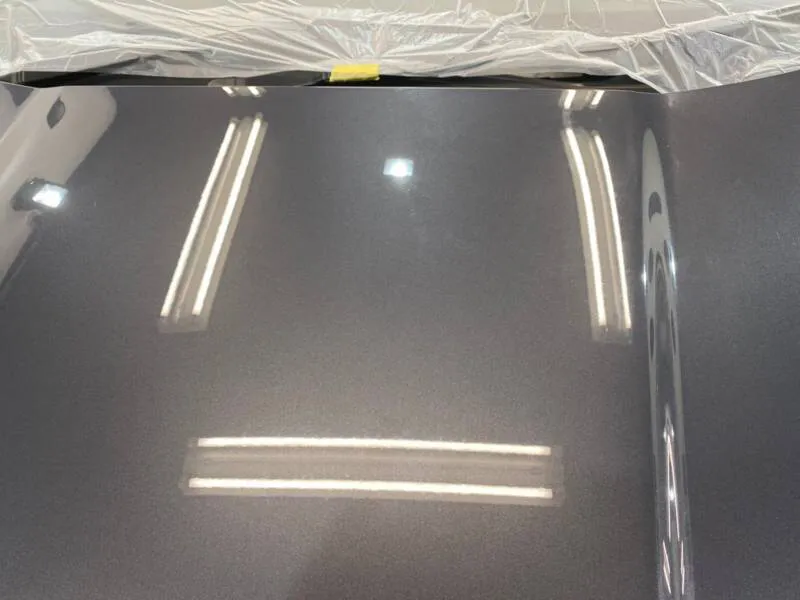 ボンネットフードがペイントミストでザラザラ