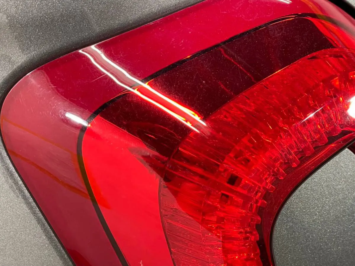 テールランプのコーティング前下地処理